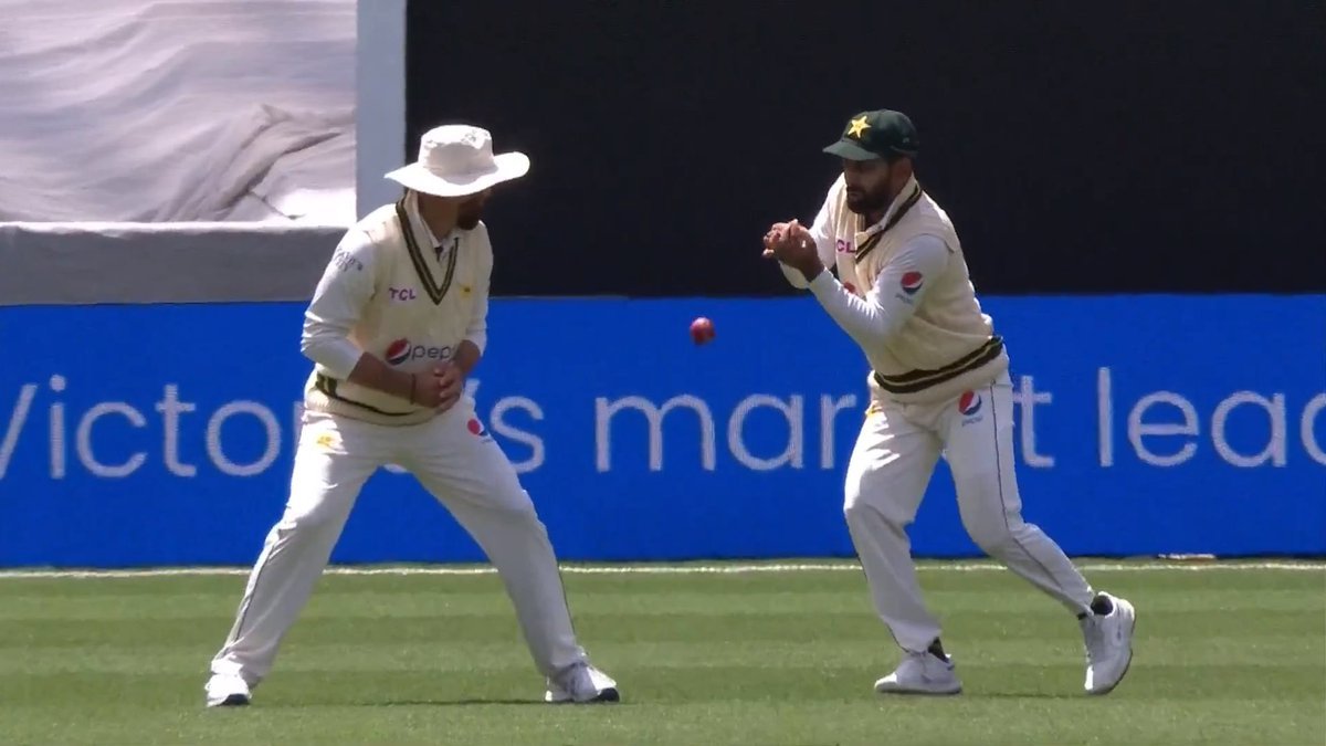 JbCricket1's tweet photo. This dropped catch costed pakistan 76 runs and pakistan lose by 79 runs .No criticizing Abdullah Shafiq but When will we improve as a fielding side . #AUSvPAK #AUSvsPAK #BabarAzam𓃵 https://t.co/FkKI8cdruw