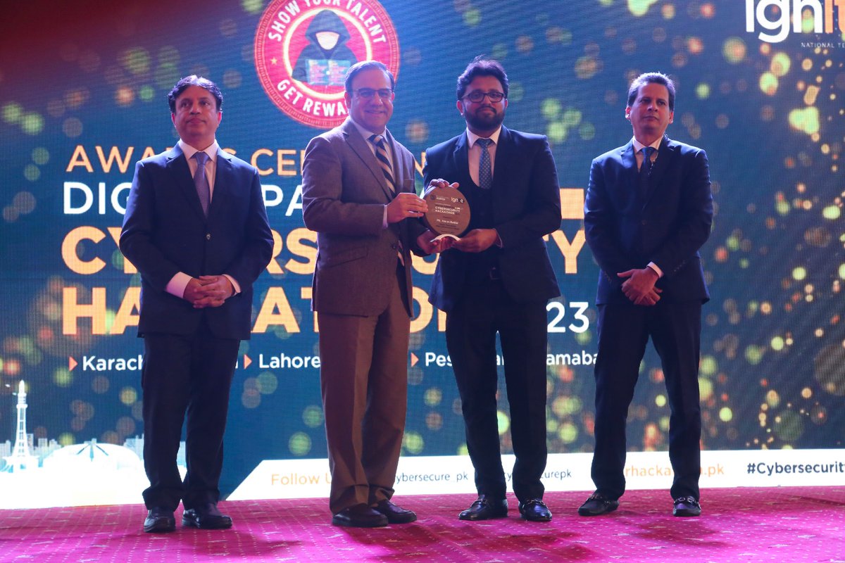 IgniteNTF's tweet image. #CybersecurityHackathon2023 #AwardsCeremony! 🏆 ✨ Dr. Umar Saif, Federal Minister IT &amp;amp; Telecom, Syed Junaid Imam, Member IT, MOITT, and CEO Ignite, Mr. Asim Shahryar Husain, honored the outstanding efforts of our execution partners with the well deserved performance awards.🙌