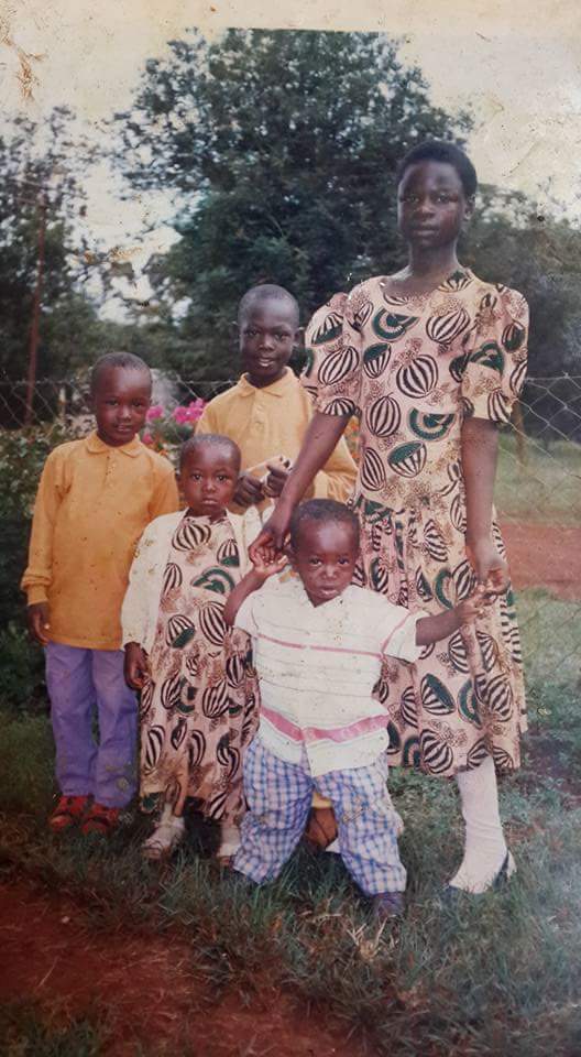 This_IsIsoo's tweet photo. @QuickmartKenya That's me,bros and sisters.I remember this is was Christmas day and our mother used to tailor matching clothes for boys and girls. There was no Christmas without matching outfit.

#OkoaShilingiHiiKrisi
#FreshAndEasy
#PamojaNawe https://t.co/O4aHSDcvhE