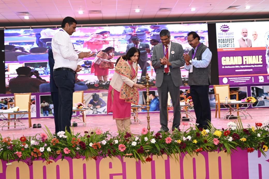 InfoGujcost's tweet photo. Exciting kickoff at the #RobofestGujarat Grand Finale @GujScienceCity!
Ms. Mona Khandhar, IAS, Principal Secretary @dstGujarat, envisions #India shining in #robotics with a robust #talentpool. The state is fostering #creativity with a top-notch #STEMecosystem.
Dr. Rajat Moona @iitgn inspires #students to reach new heights in the #AmritKaal.
Exciting to have 67 teams, 50 mentors, and 330 students in the #GrandFinale – India's premier Robotic Competition.