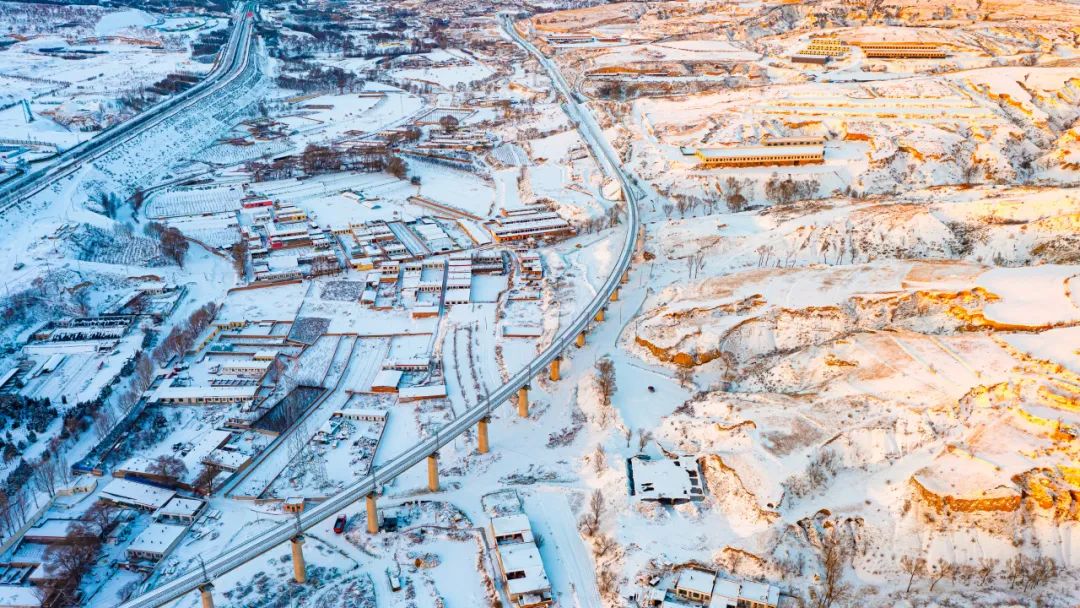 OrdosChina's tweet photo. The warm winter sun in #Juungar Banner, #Ordos city, is like scattered golden fragments sprinkled upon the snow-covered land. Embrace the radiant charm of this picturesque scene! #VisitOrdos https://t.co/rZ1Ug0mraP