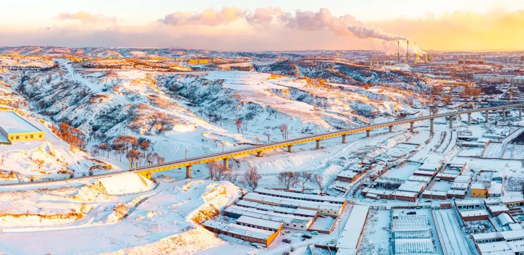 OrdosChina's tweet photo. The warm winter sun in #Juungar Banner, #Ordos city, is like scattered golden fragments sprinkled upon the snow-covered land. Embrace the radiant charm of this picturesque scene! #VisitOrdos https://t.co/rZ1Ug0mraP