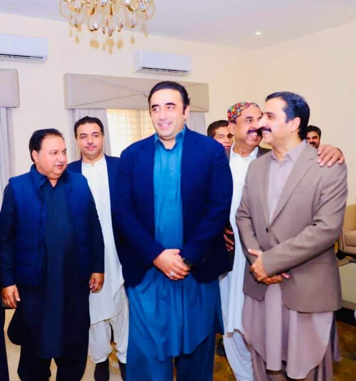 s0hailahmedpak's tweet photo. پی پی ضلع صدر ؤ وائس چیئرمین ضلع کاؤنسل گھوٹکی 
                    میر بابر علی خان لونڈ 
پی پی چیئرمین ؤ سابق وزیر خارجہ بلاول بھٹو زرداری صاحب کی دھاریجو ہاؤس اور گوہر پیلس آمد کے موقع پر
میر بابر علی خان لونڈ ,چیئرمین صاحب اور پارٹی رہنماؤں کے ساتھ خوشگوار ماحول میں ملاقات https://t.co/hc4ssklZLw