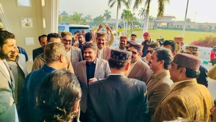 s0hailahmedpak's tweet photo. پی پی ضلع صدر ؤ وائس چیئرمین ضلع کاؤنسل گھوٹکی 
                    میر بابر علی خان لونڈ 
پی پی چیئرمین ؤ سابق وزیر خارجہ بلاول بھٹو زرداری صاحب کی دھاریجو ہاؤس اور گوہر پیلس آمد کے موقع پر
میر بابر علی خان لونڈ ,چیئرمین صاحب اور پارٹی رہنماؤں کے ساتھ خوشگوار ماحول میں ملاقات https://t.co/hc4ssklZLw