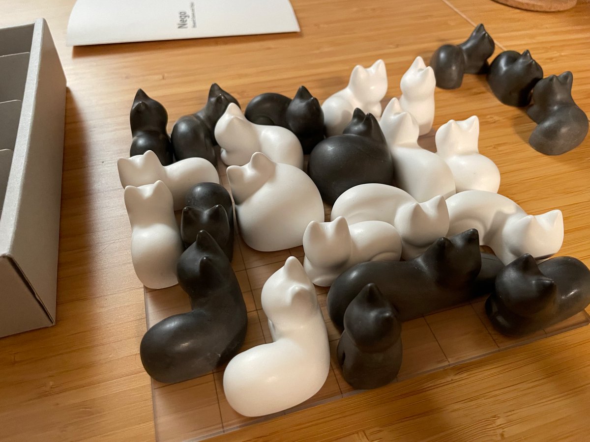 6_break's tweet image. ママンからNegoをもらった🎁
ボス猫の方を向いてはいけない、猫同士で目があってはいけないなど制約の中プレイするのでなかなか悩ましい！