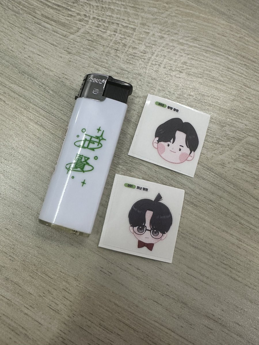ch2ck1tt's tweet photo. 라이터, 띠부씰, 두 번째 사진에 있는 포스터 수량이 넉넉하에 있어서 택배비만 내시고 가져 가실 분들 계실까여!! 새해 지나고 보내 드리겠습니당!!! https://t.co/x5yzsPGKv9