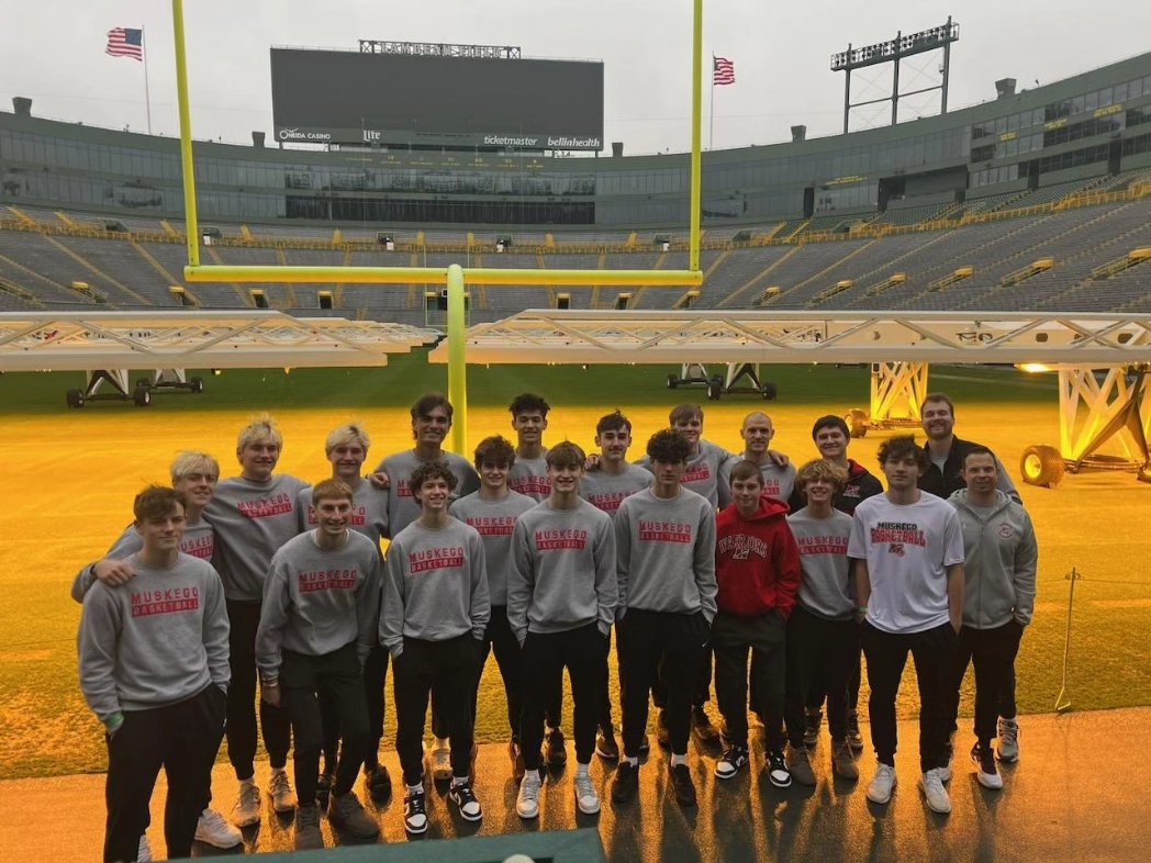 MuskegoHSHoops's tweet image. Shout out to the @packers and their hospitality today! Go Pack! Go Warriors! 💚💛