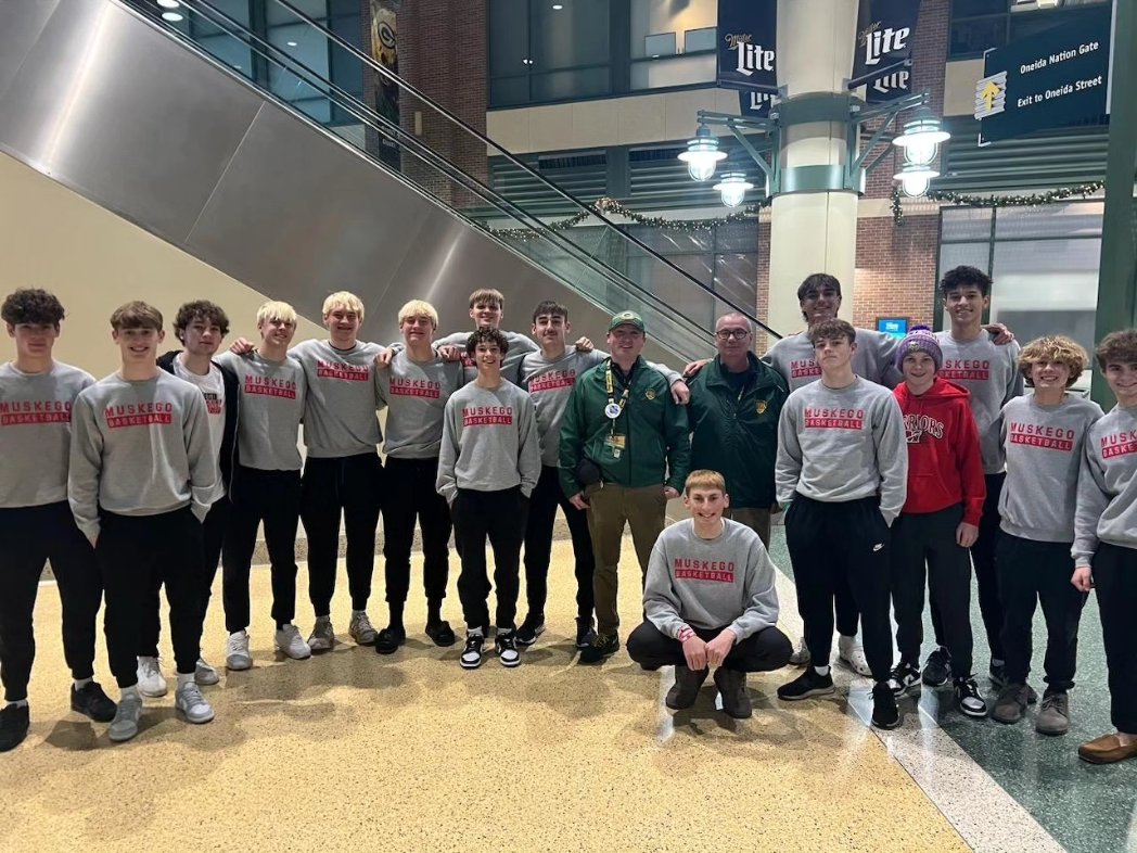 MuskegoHSHoops's tweet image. Shout out to the @packers and their hospitality today! Go Pack! Go Warriors! 💚💛