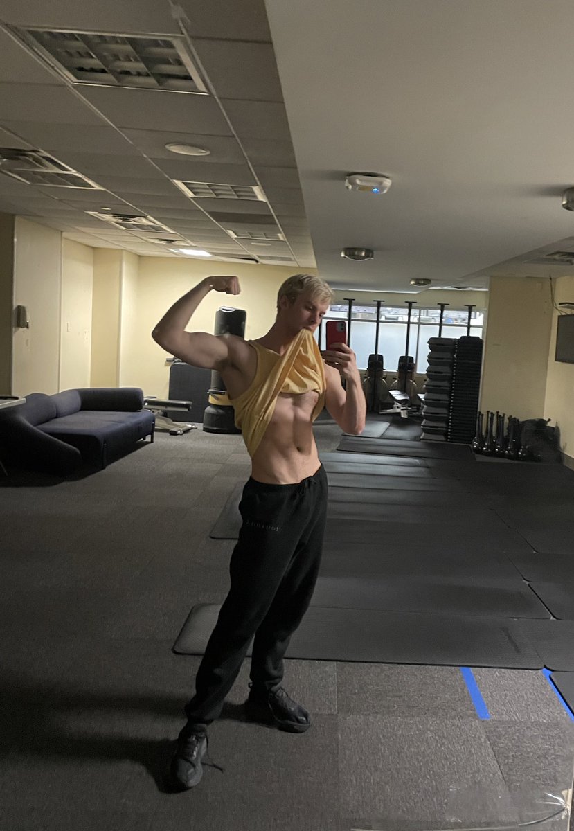AaronSMichaels's tweet photo. Resolution for 2024: keep growing and get my abs back 🫠 https://t.co/ft0vnIjDQZ
