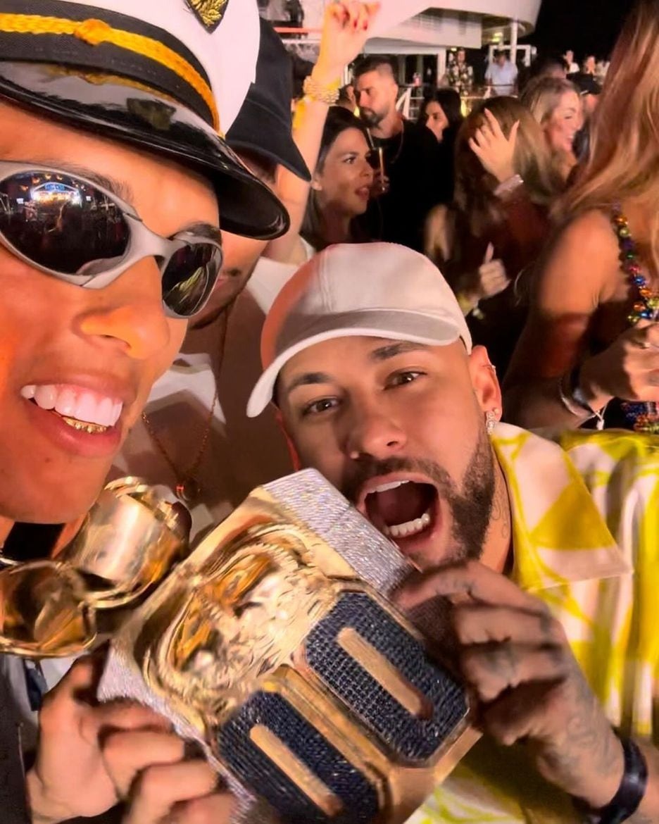 BlogdoNoblat's tweet photo. Responsável por presentear Neymar com um cordão de ouro avaliado em R$ 2 milhões, o influenciador Bruno Alexssander Souza Silva, conhecido como Buzeira, recebeu auxílio emergencial durante a pandemia de Covid-19. Foram R$ 5,4 mil de abril a setembro de 2020, conforme dados do Portal da Transparência do governo federal. Ele recebeu quatro parcelas de R$ 1,2 mil e uma última de R$ 600.
Buzeira se apresenta como alguém bem sucedido com negócios digitais, mas a fortuna repentina chamou a atenção da Polícia Civil de São Paulo. Ele é alvo de investigação por lavagem de dinheiro, formação de quadrilha e exploração de jogos de azar devido à realização de sorteios e rifas realizadas por meio de seu perfil no Instagram. (Estadão)