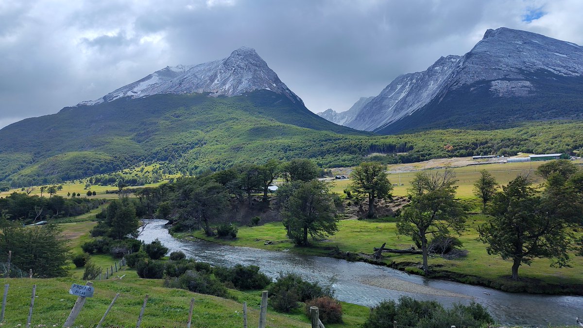 Lbaini's tweet photo. Ushuaia no tiene ningún sentido.

Todo esto solo en el Parque Nacional, demencial. https://t.co/1zKdIlJd2Q