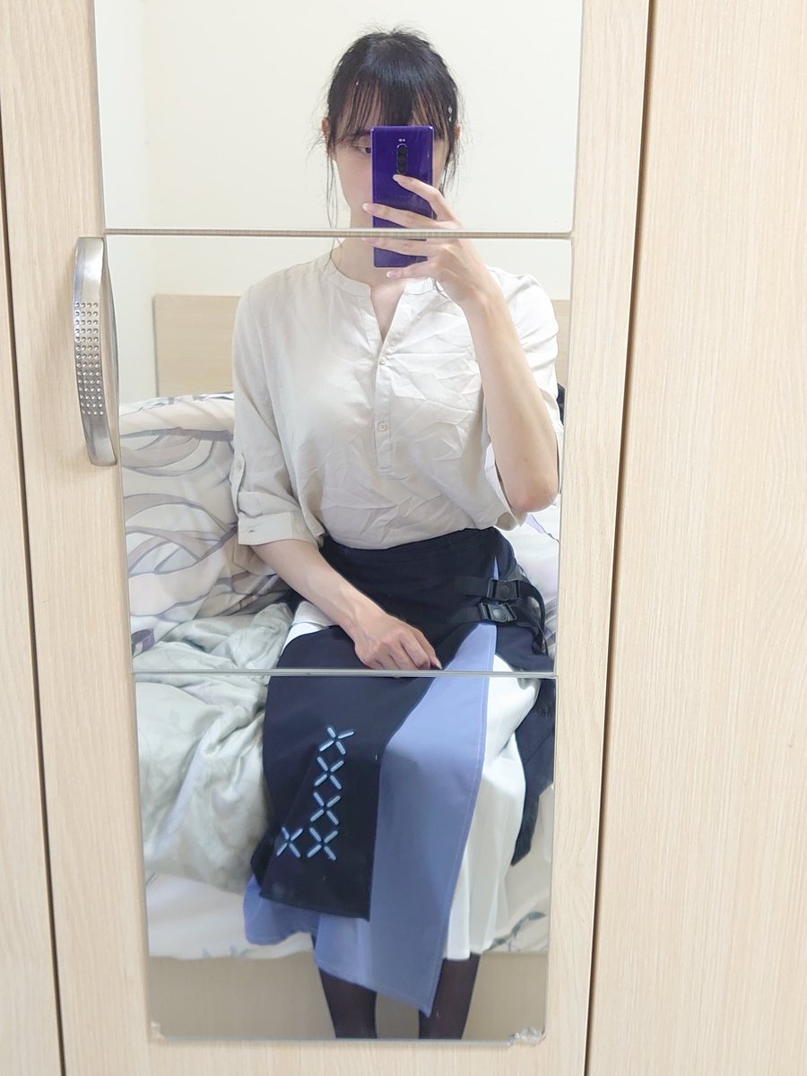 今天的穿搭！ 無修圖 衣服臨時挖出來很皺但其實出門時外面都穿著外套
沒有適合搭配的鞋子 以後想穿可能不會跟絲襪一起了，或是要改穿光腿神器那種東西