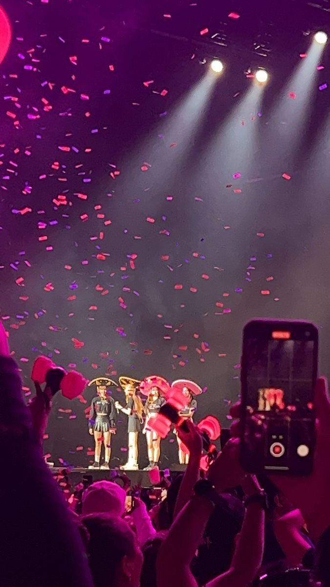 BLACKPINKMX1's tweet photo. Por un 2024 que se sienta así: 

#BLACKPINK #BLACKPINKMÉXICO https://t.co/6afqftGYy4