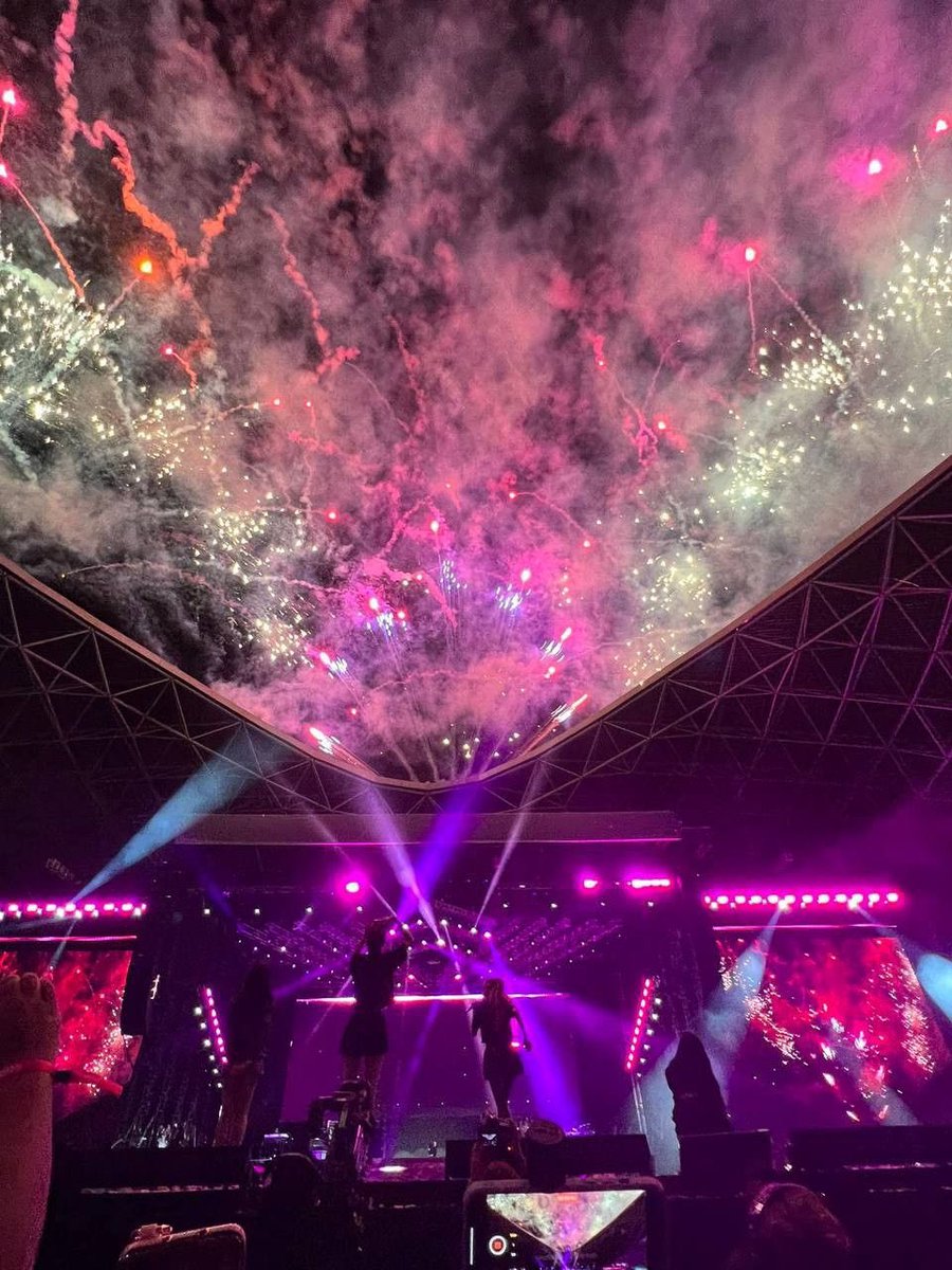 BLACKPINKMX1's tweet photo. Por un 2024 que se sienta así: 

#BLACKPINK #BLACKPINKMÉXICO https://t.co/6afqftGYy4