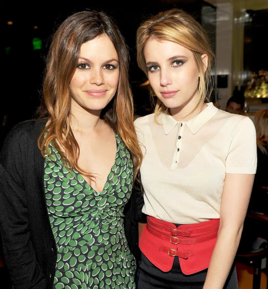 ThePopsLit's tweet photo. En medio de su tercer intento de relación, Emma Roberts estuvo involucrada en la separación de la actriz Rachel Bilson y el actor Hayden Christensen.

Según The Blast, Rachel descubrió algunos mensajes de texto potencialmente incriminatorios entre su pareja y Emma que supuestamente influyeron en su decisión de terminar su relación. 

En particular, hubo una gran cantidad de mensajes de texto que hicieron que Rachel pensara que los dos eran más que simples compañeros de trabajo. A pesar de compartir un hijo con Christensen, parece que el contenido de los mensajes fue suficiente para que Rachel lo dejara poco después de encontrarlos.