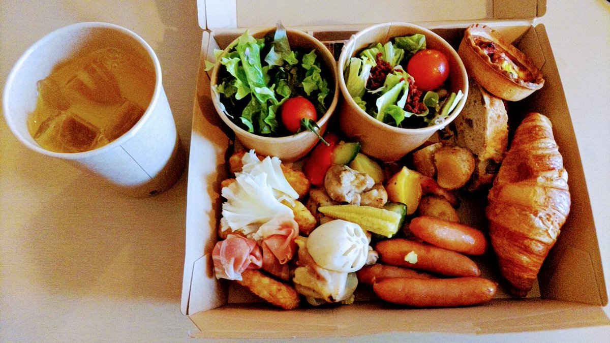 solotrip_blog's tweet photo. ルスツリゾートのエーデルワイスでテイクアウト朝食。箱一杯に自由に詰められる。もうちょっと早い時間からやってると嬉しいかも。 https://t.co/5xa4CIPwtS