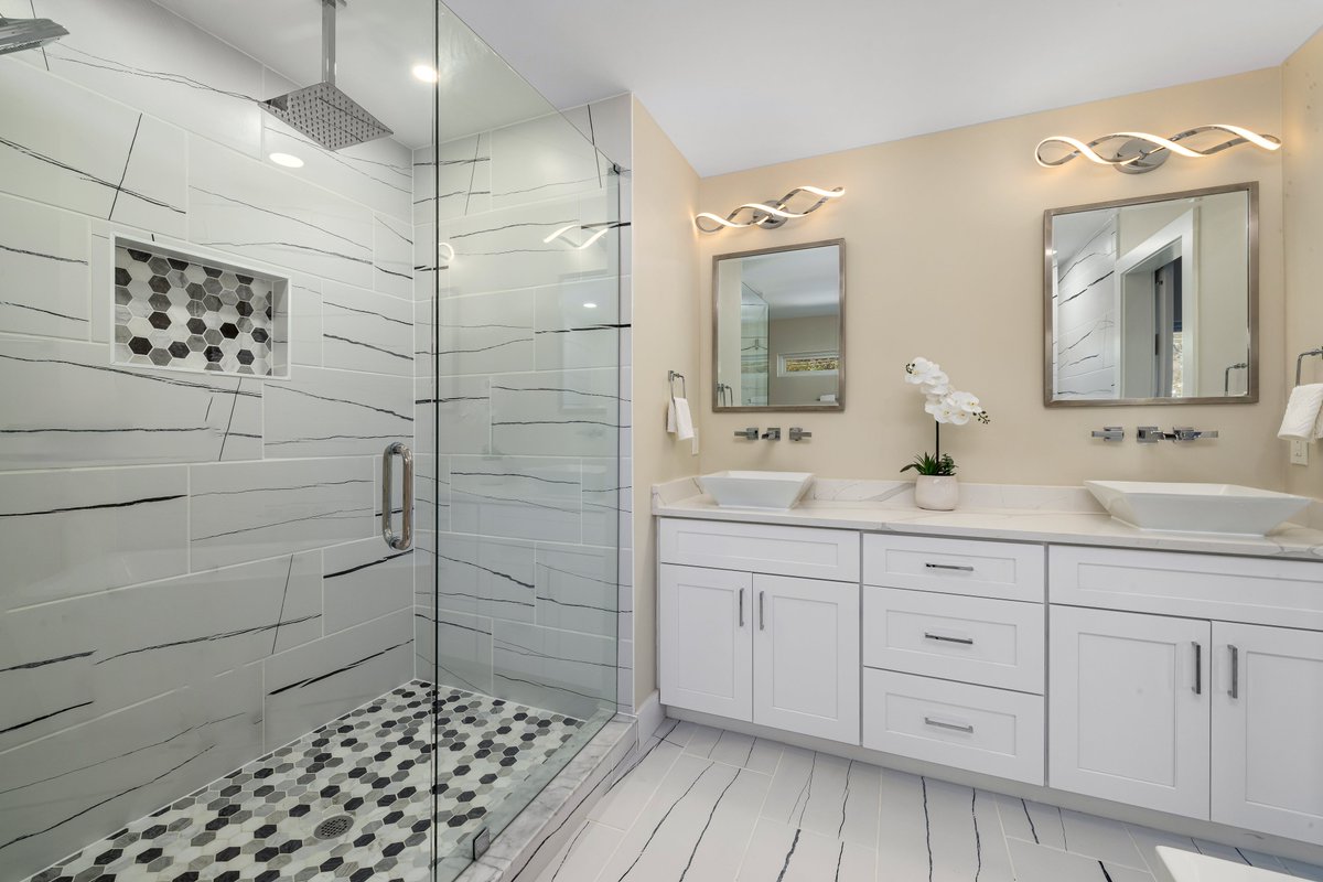 New year calls for updating the bathroom. Let us show you ideas for your improvements.
#bathroommirrors #mirrors #bathroomdesign #homedecor #bathroommirror #design #interiordesign #bathroomdecor #interior #bathroomremodel #roundmirror #tiling #hallwaydecor #crystallight