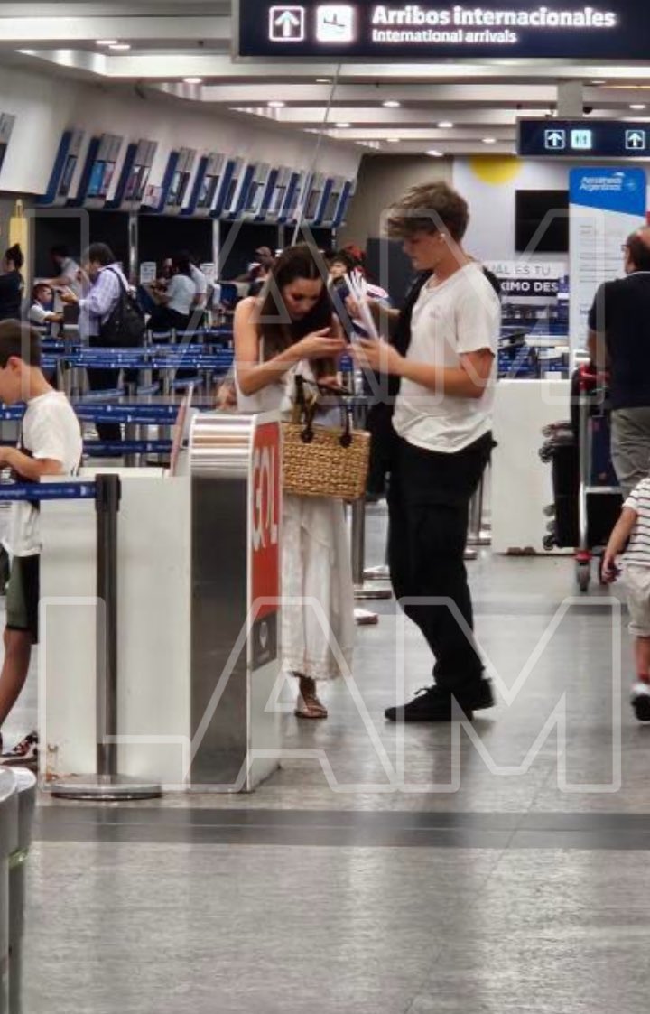 elejercitodelam's tweet photo. Pampita y vicuña juntos en aeroparque. El se lleva a sus hijos a Chile. 
Ella fue a acompañarlos y despedirlos. #LAM https://t.co/QGRqkxdJWK
