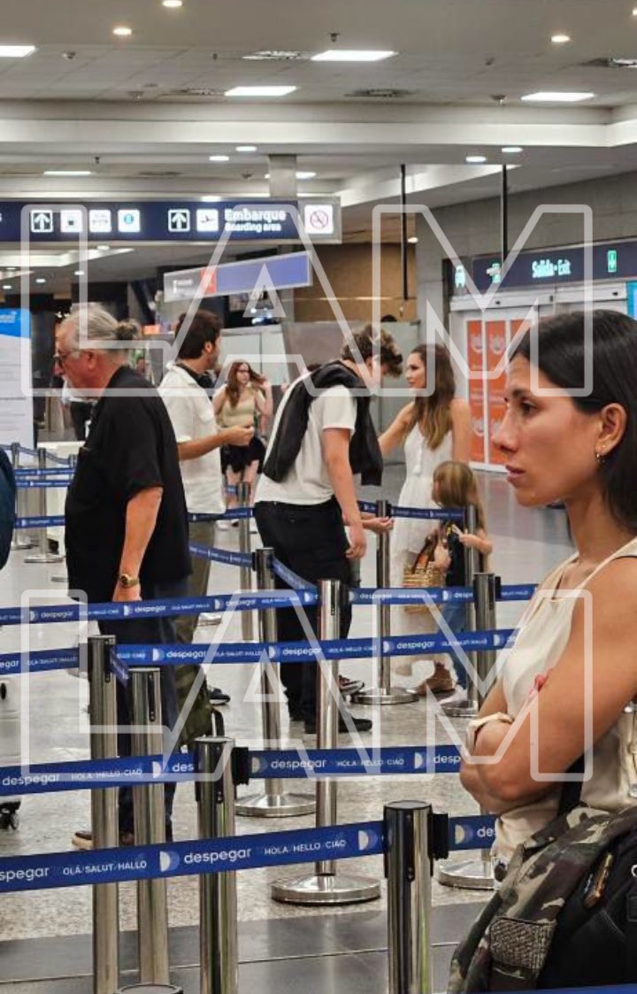 elejercitodelam's tweet photo. Pampita y vicuña juntos en aeroparque. El se lleva a sus hijos a Chile. 
Ella fue a acompañarlos y despedirlos. #LAM https://t.co/QGRqkxdJWK
