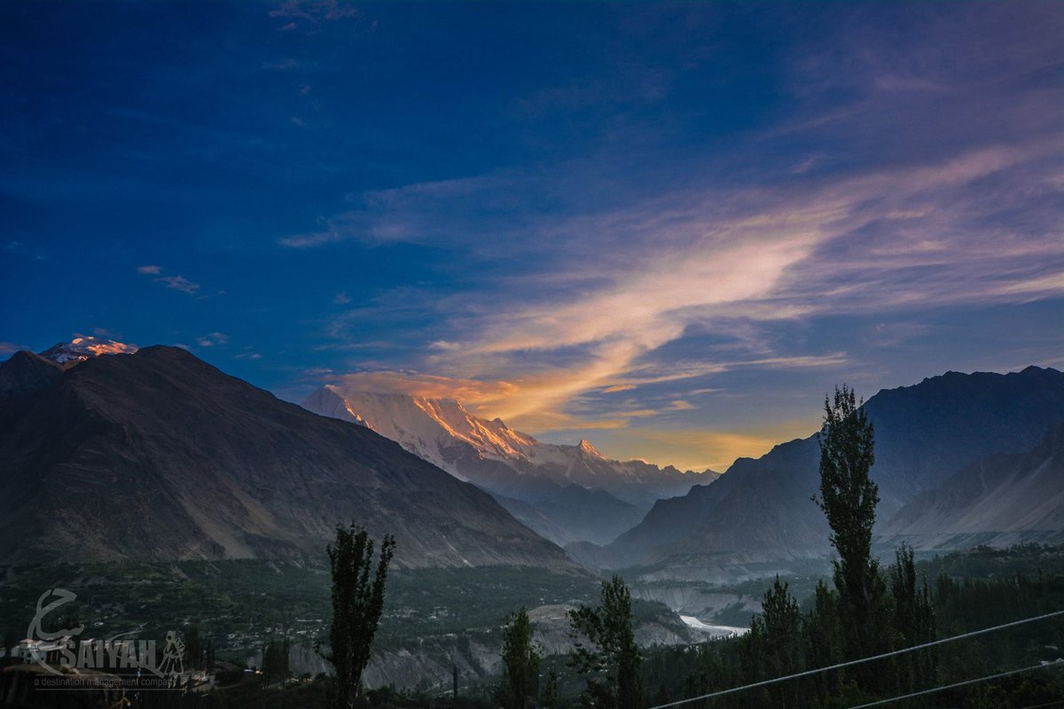 saiyahtravels's tweet photo. Witnessing the sun's final embrace with Rakaposhi, where the peaks meet the sky and the day meets the night. Nagar Valley's enchanting sunset spectacle! #RakaposhiMagic #SunsetChaser https://t.co/nkJqwO6x8g