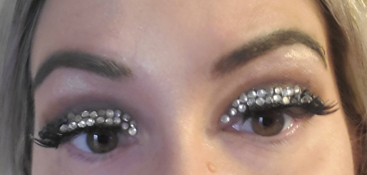 MelodyM1978's tweet image. Went to a charity dinner tonight in which I did a rhinestone #crease ✨️to match my rhinestone dress 👗