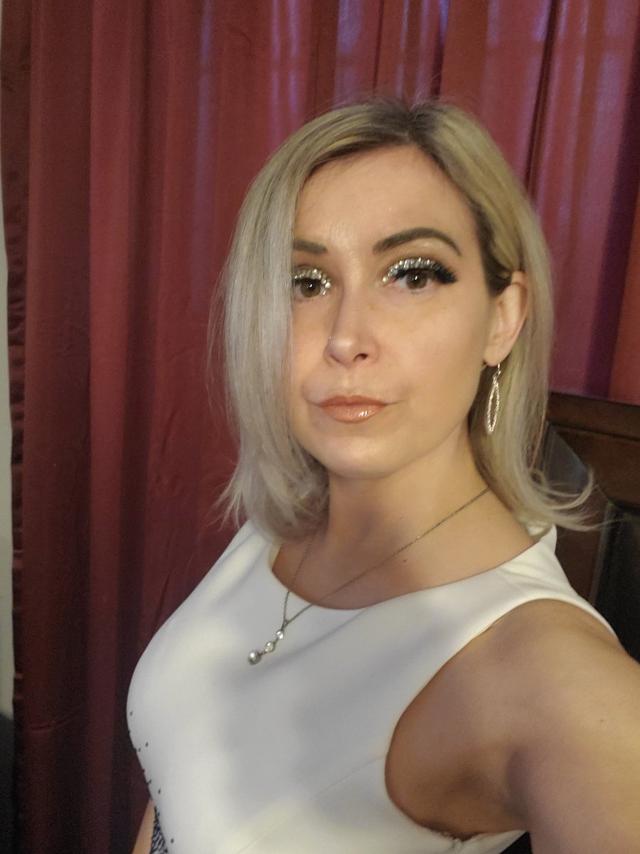 MelodyM1978's tweet image. Went to a charity dinner tonight in which I did a rhinestone #crease ✨️to match my rhinestone dress 👗