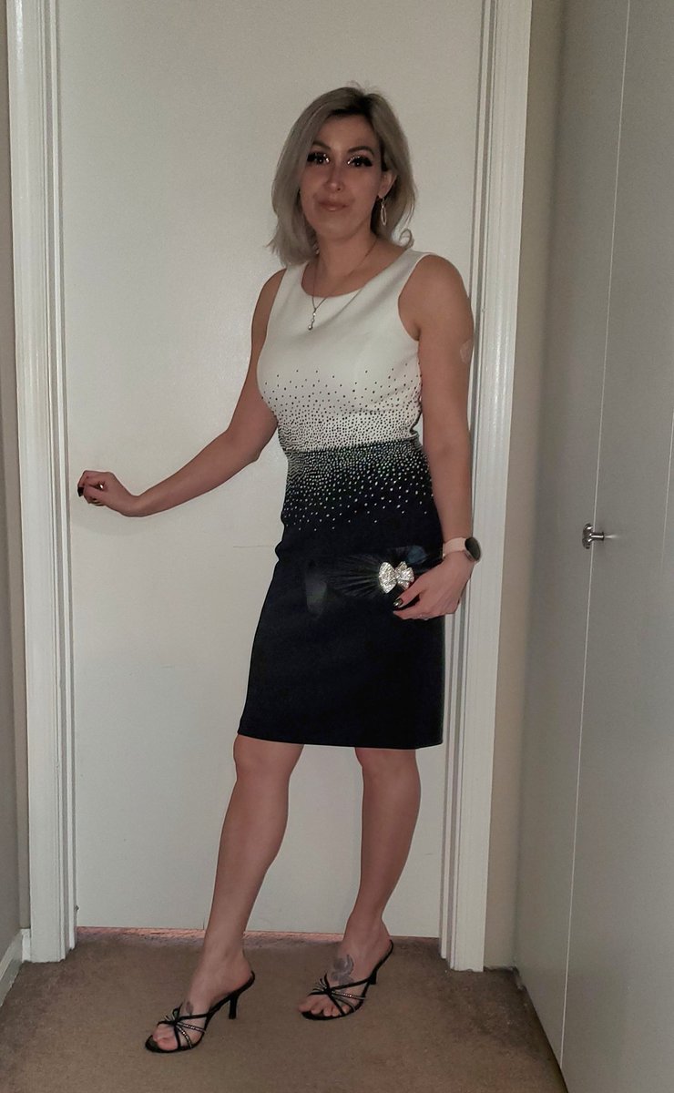 MelodyM1978's tweet image. Went to a charity dinner tonight in which I did a rhinestone #crease ✨️to match my rhinestone dress 👗