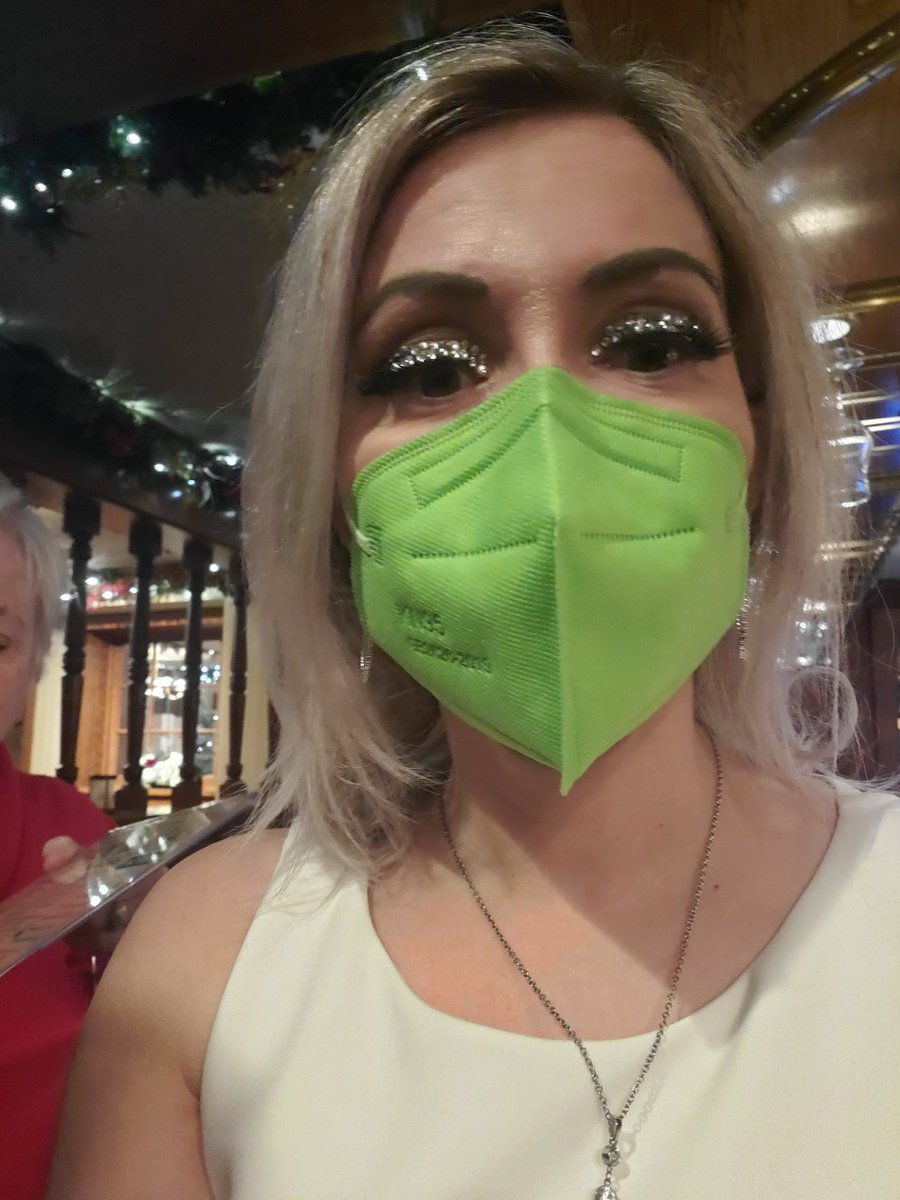 MelodyM1978's tweet image. Went to a charity dinner tonight in which I did a rhinestone #crease ✨️to match my rhinestone dress 👗