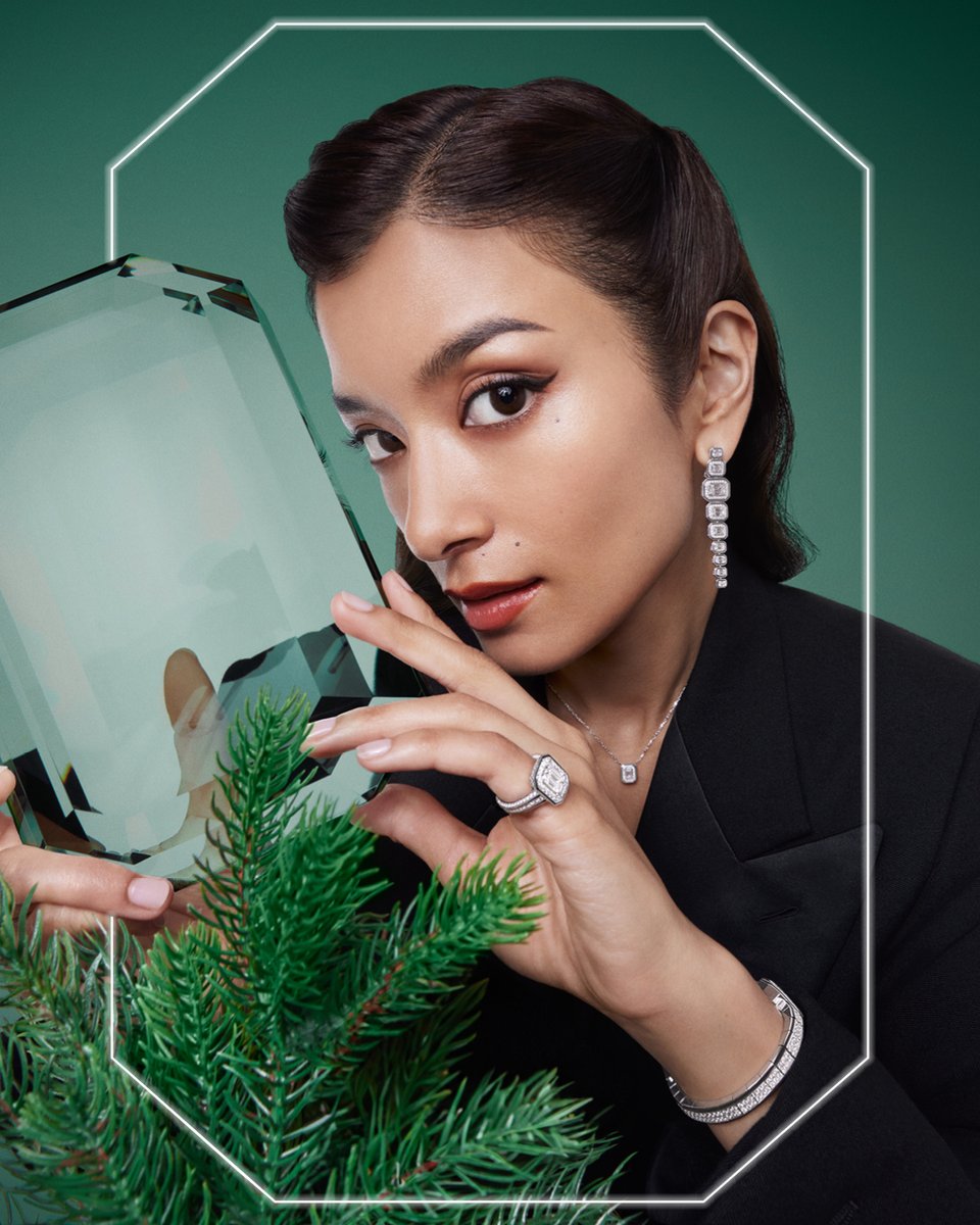 パリ・ヴァンドーム広場の八角形のフォルムに着想を得て誕生したヴァンドーム リズレ。幾何学的でクールな印象と大粒のセンターストーンのゴージャスな印象を併せ持つ、魅惑的なジュエリーです。

#EmeraldEnchantment
#ブシュロン
#ローラ