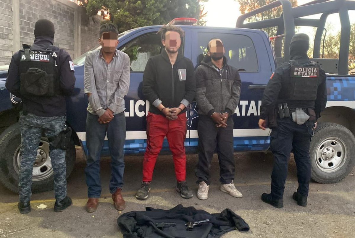 voceria_spz's tweet photo. Derivado de las acciones operativas que desarrollan las Fuerzas de Seguridad, en Fresnillo se logró la detención de tres personas y el aseguramiento de armas de fuego.
https://t.co/uFDO2vIJp7 https://t.co/WdU19iTrlj