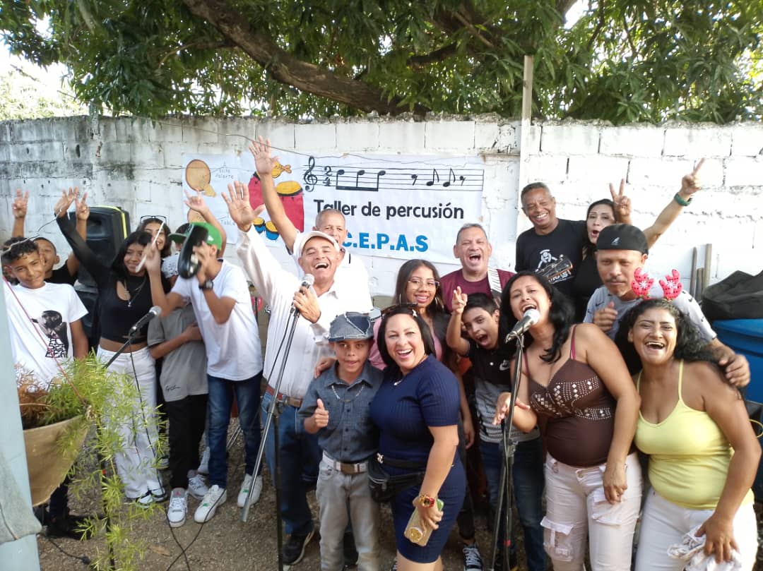 CFSTamayoLara's tweet photo. #DiaDeLosInocentes  @AdolfoP_Oficial @cepasofici38625 @CFSTamayoLara @ElNecio_Cuba @LuisJonasReyes @NicolasMaduro  Taller Permanente de percusión grupo CEPAS San Jacinto Barquisimeto https://t.co/GXcDOe9o2d