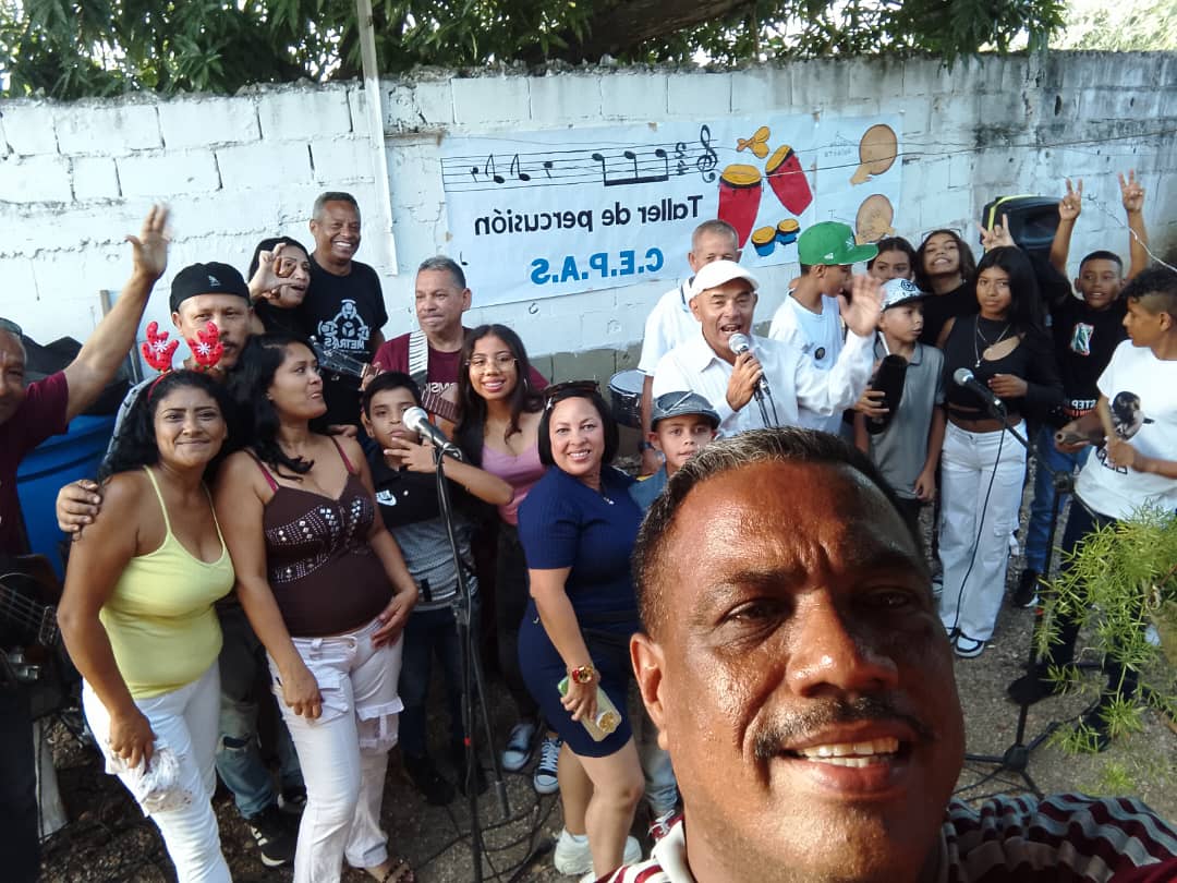CFSTamayoLara's tweet photo. #DiaDeLosInocentes  @AdolfoP_Oficial @cepasofici38625 @CFSTamayoLara @ElNecio_Cuba @LuisJonasReyes @NicolasMaduro  Taller Permanente de percusión grupo CEPAS San Jacinto Barquisimeto https://t.co/GXcDOe9o2d