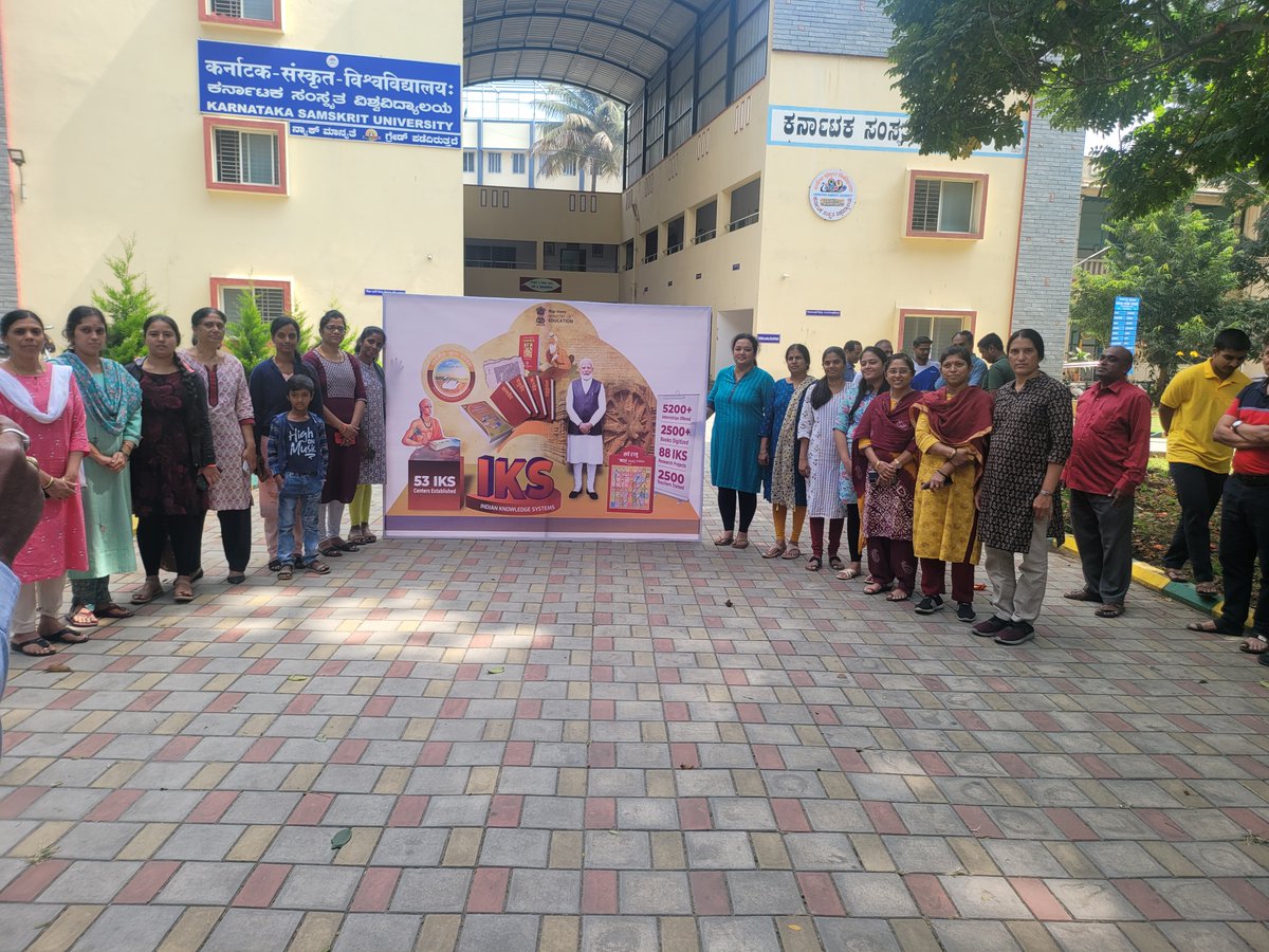 KsuSkt's tweet photo. Karnataka Samskrit University, Bengaluru, Karnataka installs a selfie booth near Sharada Peeth. The selfie point spreads Awareness about Indian Knowledge System @ugc_india @IKS_Media https://t.co/UJji3Yrhh2