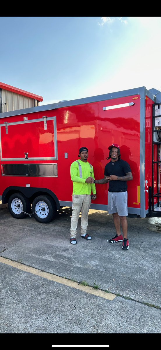 DaRealTr8's tweet photo. Brought a food truck with my brother
 💙🤞🏾 https://t.co/SgvCAgsGQE