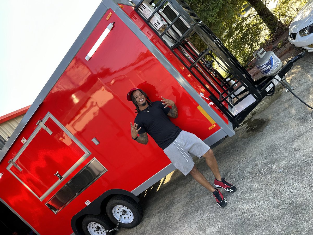 DaRealTr8's tweet photo. Brought a food truck with my brother
 💙🤞🏾 https://t.co/SgvCAgsGQE