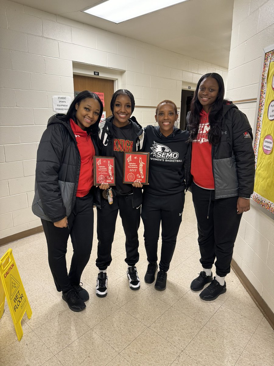 zoebest33's tweet photo. Feelin the love!! Thank you @OfficialSEMOWBB coaching staff for coming out and supporting!! #futureredhawk #semowbb ❤️🖤 https://t.co/BlGgokWlnU