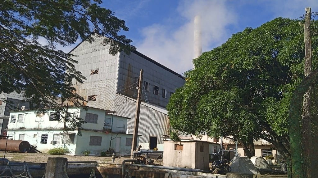 Nuevamente visitamos el central Siboney, en el municipio #Sibanicú, que esta vez da inicio a la zafra azucarera en #Camagüey. Su aporte de unas dos mil 700 TM del crudo también será esencial para el cumplimiento del plan productivo de la provincia, ascendientes a 38 mil TM.