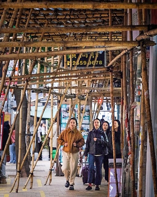 Tunnel..🚶🏼‍♀️🚶🏼‍♀️🚶🏼‍♀️#hkig #discoveryhongkong #bambooarchitecture #streetphotography #hongkonglifestyle #tunnel #walkingstreet #hkiger #streetwalker #under_the_sign_hongkong