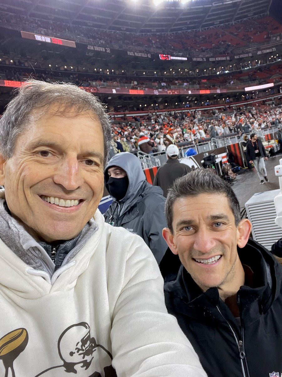 BernieKosarQB's tweet photo. Great night with great people to watch the @Browns get their well earned playoff birth! #DawgPound 

@AndrewSiciliano from @nflnetwork 

Enjoyed Browns memories with @EricMetcalf21 and now Coach Middleton

The great @HEELZiggler in the house!

@kosarcoffee https://t.co/yLFXImU2TW https://t.co/qLjxjSnEvg