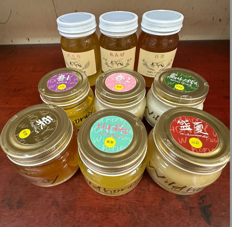 matsumotoclinic's tweet photo. 【当院で勧めているハチミツについて】

こんにちは、院長の松本です。

本日2023年12月29日は、当院の今年最後の診察日になります。流石に年末で皆さんお忙しくされているからか、待合では閑古鳥が泣いております（;^^）

さて、当��では以前より患者さんには「ミトコンドリアの糖のエネルギー代謝」を高めるために、ハチミツ摂取をお勧めしており、私自身も毎日最低でも50g程度のハチミツを摂取しています。

ちなみに、当院で勧めるハチミツは、以下の条件をすべて満たすものです。

1.  大量生産されていないものであること
2.  越冬などの際にどうしても��養補給が必要なとき以外は、ミツバチに餌（砂糖やシロップ）が与えられていないこと
3. 非加熱であること
4. 過剰に殺虫剤や抗生剤が使用されていないこと
5. 土壌ができるだけ汚染されていないこと
6. 濾過のプロセスが自然に近い（機械的でない）こと
7. プラスチック容器に入っていないこと
8. 花粉が除去されずに含まれていること
9. 人工的にシロップなどでカサ増しされていないこと。

上記9つの条件をすべて満たすほど養蜂家がこだわって作っているハチミツは、おそらく日本全国でも数少ないと思います。

さらに、当院で患者さん向けに販売しているハチミツは、業者さんに直接お願いして農薬検査までしており、グリホサートを含めた300種類に昇る残留農薬検査を全てパスしたもののみ扱っています。

そこまで「安心・安全」にこだわってやっているハチミツ業者さんは、全国でも本当に数えられるほどしかないし���コストパフォーマンスが悪すぎて普通はできないと思います。

ここでは特別に、その当院で扱っているハチミツ業者さんをご紹介させていただきたいと思います。

● 風気庵（wild honey）⬇️
https://t.co/MdrMo7Y5a9
大阪能勢を中心に採蜜されているハチミツ業者さんで、和田さんという方がやっておられます。こだわりが非常に強く、ご自身のことを「ビーキーパー（Beekeeper）」と呼んでおられます。食べた方の多くに「今まで食べたハチミツの中で一番美味しい」と言わしめる、非常に濃厚な味わいで個性が強い単花蜜（種類が豊富！）がお勧めです。当院では“烏山椒”や“栗”が人気商品です。

● 京都ヒグチ養蜂園⬇️
https://t.co/avtigibxyV
京都で半世紀以上も養蜂を続けられている老舗業者さんです。今では京都のハチミツシェアの40％を誇っているそうです。実は私の中学の時の同級生が2代目の���蜂家としてやってらっしゃいます。ハチミツ一筋のお父様が築いて来られたノウハウを引き継いでやってらっしゃいます。いろんなところで採蜜されており、“栃”など珍しい単花蜜も置いてらっしゃいます。

もし興味があれば、業者さんから直接購入していただくことももちろん可能ですので、ぜひHPなどからアプローチして実際にご自身で購入して体感してみてください！！

今後も当院では、できれば日本国内で活躍されている養蜂家の方をさらに発掘したり、国内産の本当に安心・安全なハチミツを患者さんにお届けしていきたいと考えています。

どうぞ皆さんも、そのような貴重な蜂蜜業者さんを支援してあげてください！！

よろしくお願いいたします！！