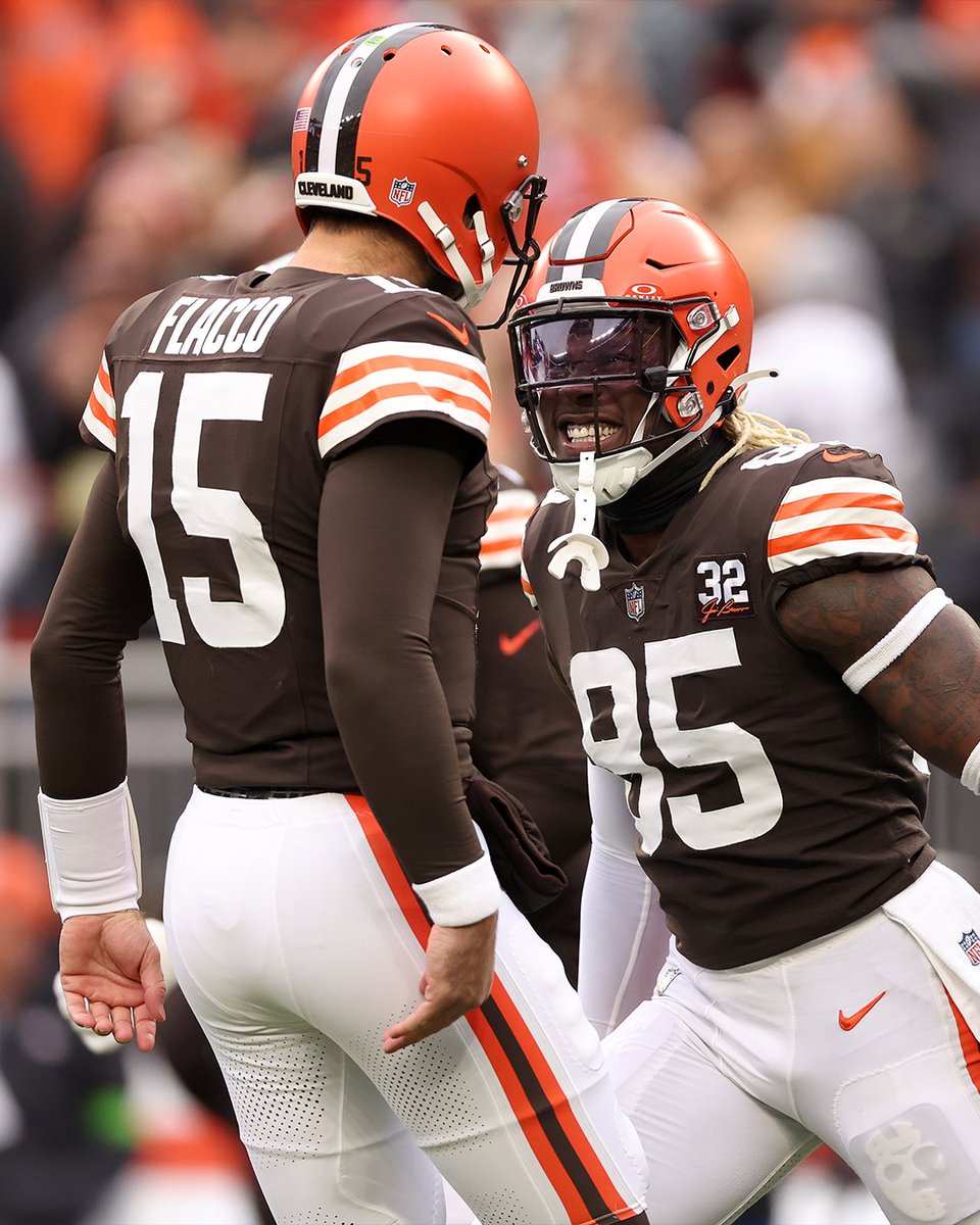 YahooSportsNFL's tweet photo. The Browns have 26 percent of their salary cap on IR including Deshaun Watson and Nick Chubb.

They just won their 11th game to clinch a playoff spot. Unreal 😤 https://t.co/TebuRAqWUO