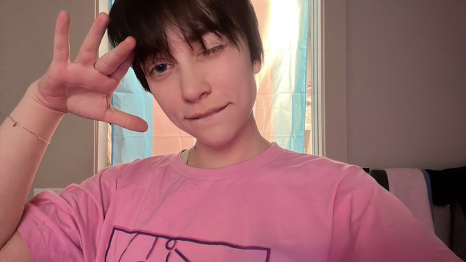 🏳️&zwj;⚧️ (no i will not iron it) https://t.co/ix7cR5LGuT