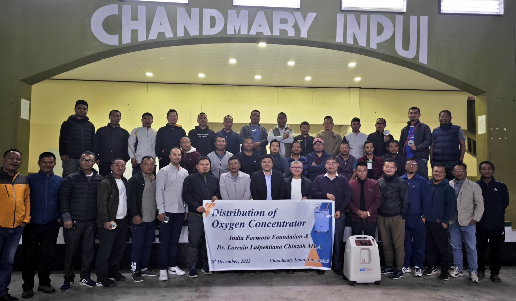 *Oxygen Concentrator sem*

 Dt. 28th December, 2023 (Ningani) hian Dr. Lorrain Lalpekliana Chinzah, Lawngtlai East bialtu MLA leh India Formosa Foundation te tangkawp chuan Lawngtlai khawpui chhunga Branch YLA zawng zawngte hnenah Oxygen Concentrator an pe.