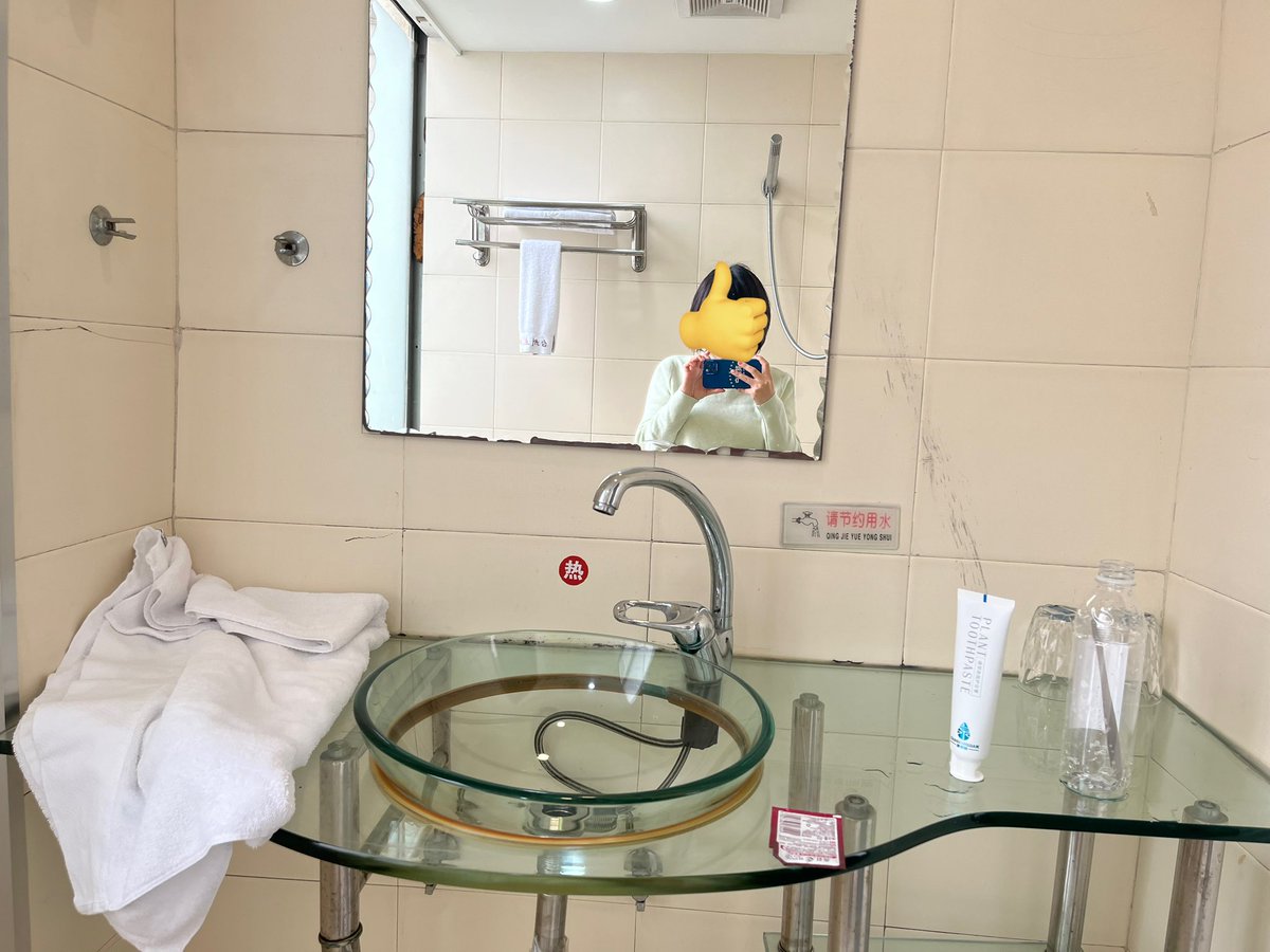 jjgfscbd's tweet photo. 15年提前招生客服说只有水床，298我跟同学一晚上都在赶画谁也没睡。这次回来就想再次体验一下学生炮房…
开门掉落一张色情卡片入眼是古朴的装修，配着玻璃洗漱台面和不主动提供的卫生用具。一种紧张匆忙的民工炮房感扑面而来，甚至能想象到他们来不及提起裤子的画面…
五星好评，含泪睡了一晚没合眼。 https://t.co/coOMIncy8S