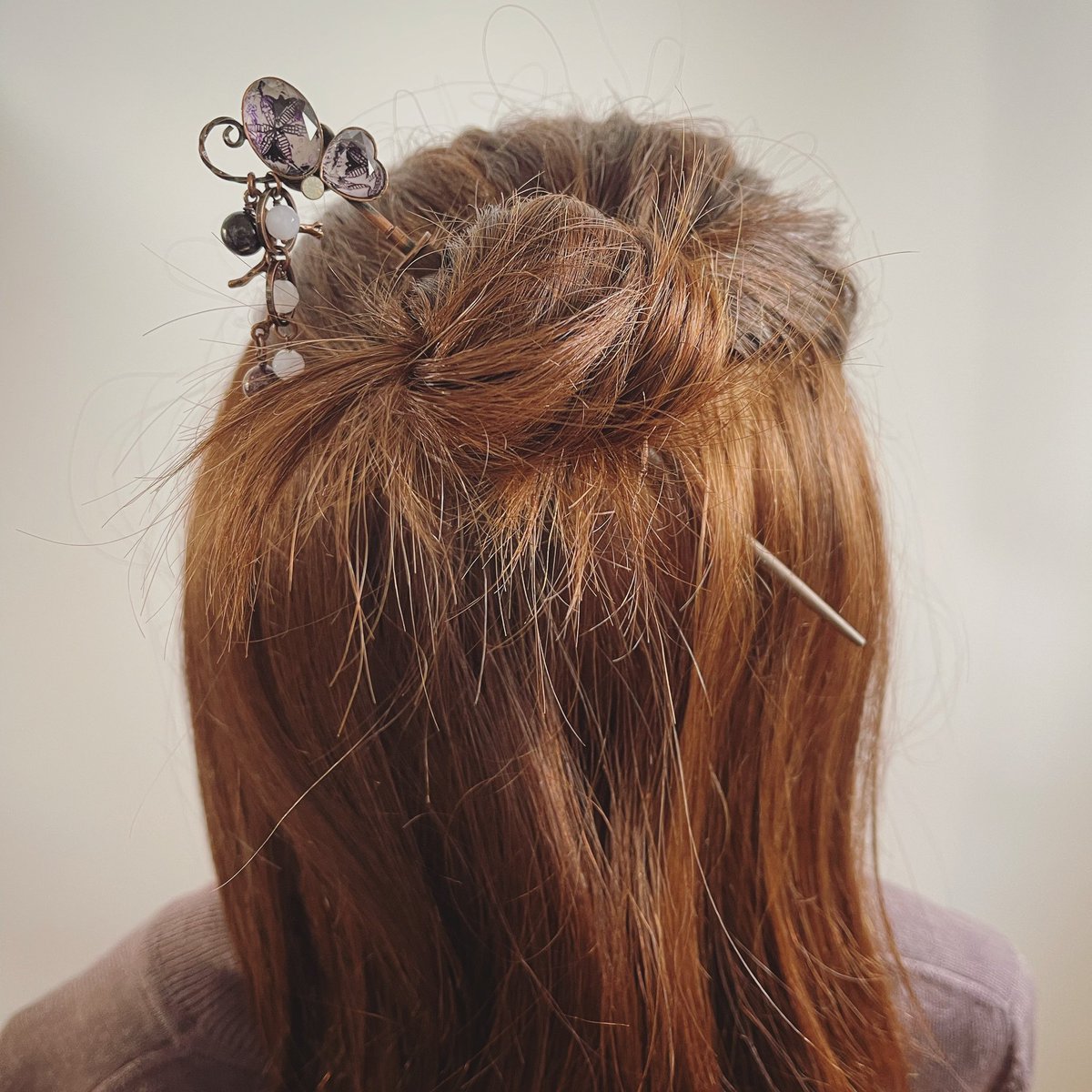 TAMARUSAN_en's tweet photo. 【Restock Announcement】
Exciting news! Our purple single-wing butterfly kanzashi is back in stock! 🦋💜 Add a touch of elegance to your hair and enjoy everyday fashion with this graceful accessory. #Restocked #Kanzashi #SingleWingButterfly #Accessories #Fashion #Elegance https://t.co/NCUd0cze9T