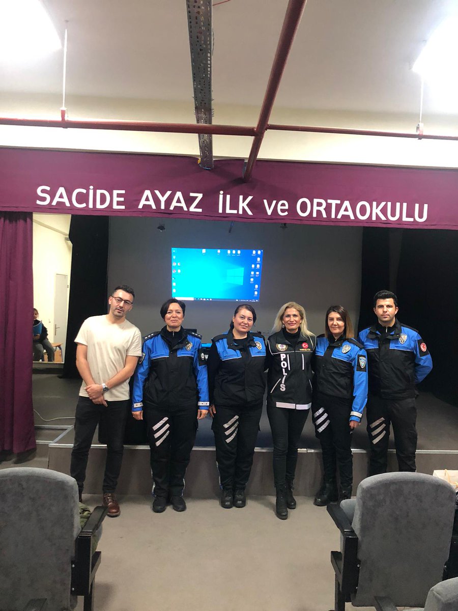 AyazSacide's tweet photo. Emniyet Genel Müdürlüğümüzün "En İyi Narkotik Polisi Anne" Projesi kapsamında Annelere yönelik farkındalık ve bilinclendirme seminerini Toplum Destekli Polislerimiz okulumuzda verdiler. Kendilerine teşekkür ediyoruz. #izmiregm #eniyinarkotikanne @BalcovaMEM @BalcovaKaymakam https://t.co/0uAPwIiim0