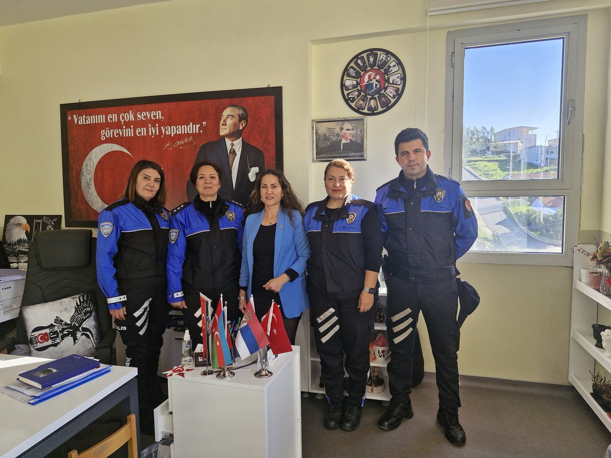 AyazSacide's tweet photo. Emniyet Genel Müdürlüğümüzün "En İyi Narkotik Polisi Anne" Projesi kapsamında Annelere yönelik farkındalık ve bilinclendirme seminerini Toplum Destekli Polislerimiz okulumuzda verdiler. Kendilerine teşekkür ediyoruz. #izmiregm #eniyinarkotikanne @BalcovaMEM @BalcovaKaymakam https://t.co/0uAPwIiim0