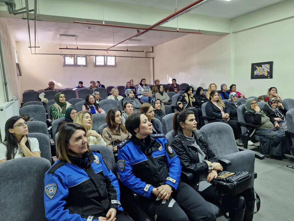 AyazSacide's tweet photo. Emniyet Genel Müdürlüğümüzün "En İyi Narkotik Polisi Anne" Projesi kapsamında Annelere yönelik farkındalık ve bilinclendirme seminerini Toplum Destekli Polislerimiz okulumuzda verdiler. Kendilerine teşekkür ediyoruz. #izmiregm #eniyinarkotikanne @BalcovaMEM @BalcovaKaymakam https://t.co/0uAPwIiim0