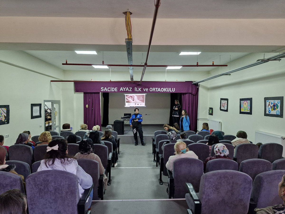 AyazSacide's tweet photo. Emniyet Genel Müdürlüğümüzün "En İyi Narkotik Polisi Anne" Projesi kapsamında Annelere yönelik farkındalık ve bilinclendirme seminerini Toplum Destekli Polislerimiz okulumuzda verdiler. Kendilerine teşekkür ediyoruz. #izmiregm #eniyinarkotikanne @BalcovaMEM @BalcovaKaymakam https://t.co/0uAPwIiim0