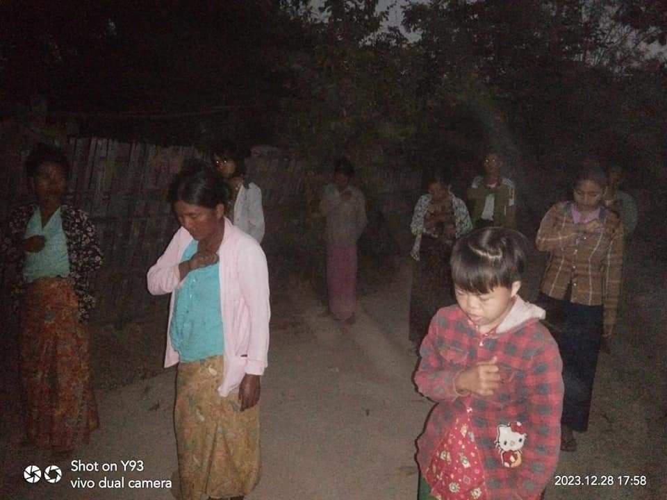 naingnaingaung's tweet photo. Yesterday evening in Sagaing Region,the Villages of Northern Yinmarbin Strike Force passionately conducted an anti-military dictatorship protest. They displayed a banner conveying the message:"Rely on people, gather strength, learn from history to forge a new era."
#2023Dec29Coup https://t.co/2jSx7FEiP2